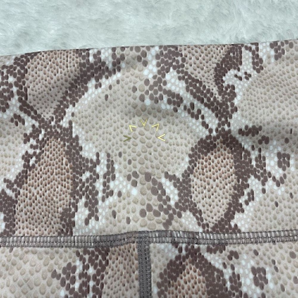 Varley Athletic Gym Shorts Size Large Snake Pattern Stretch Compression - Picture 4 of 7